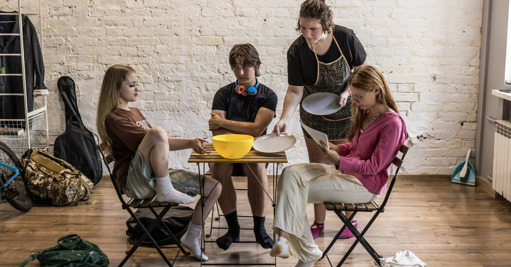 For These Teenagers in Ukraine, Hope Arrived at the Stage Door