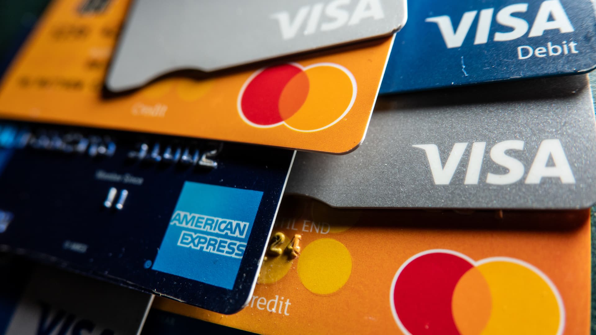 Minimum payments on credit cards hit record level as delinquencies also rise