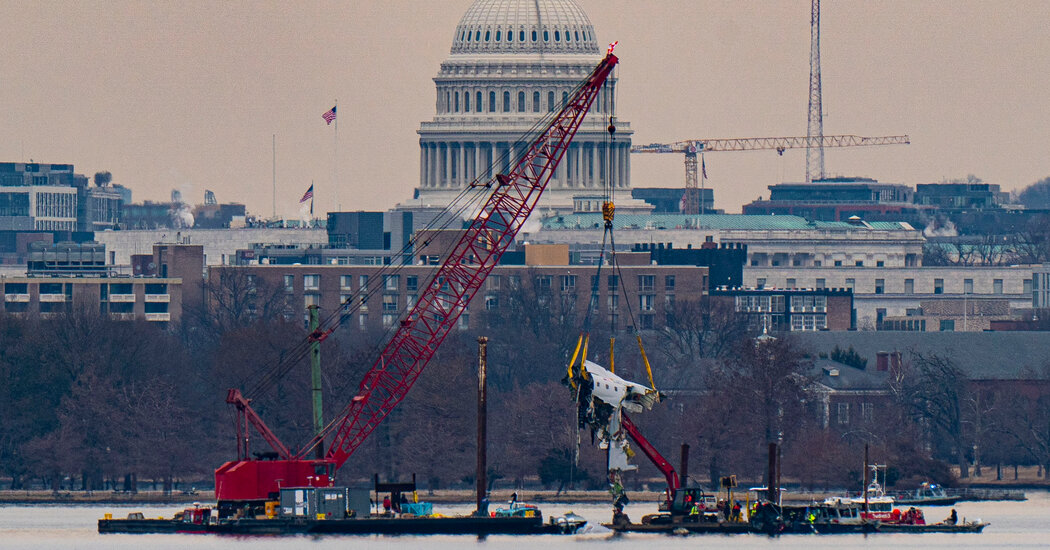 Crews Lift Wreckage From D.C. Plane Crash Out of Potomac